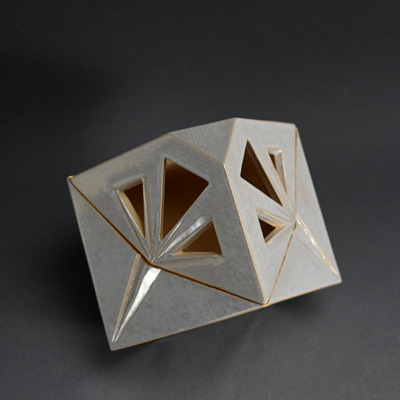 Modernist Koro by Rokubei Ⅷ ー八代 清水 六兵衛 “輝白釉刻線 香炉”