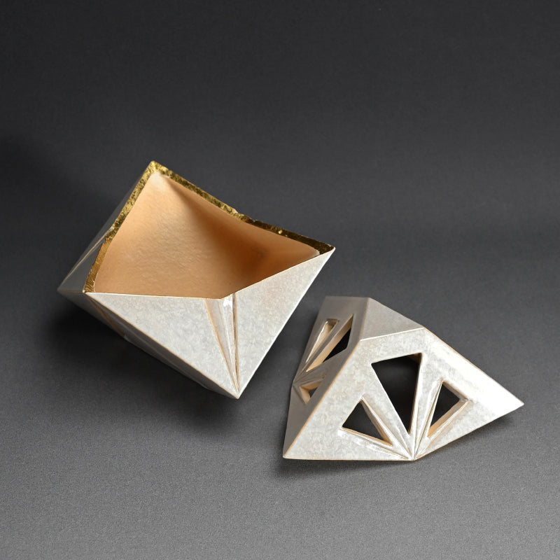 Modernist Koro by Rokubei Ⅷ ー八代 清水 六兵衛 “輝白釉刻線 香炉”