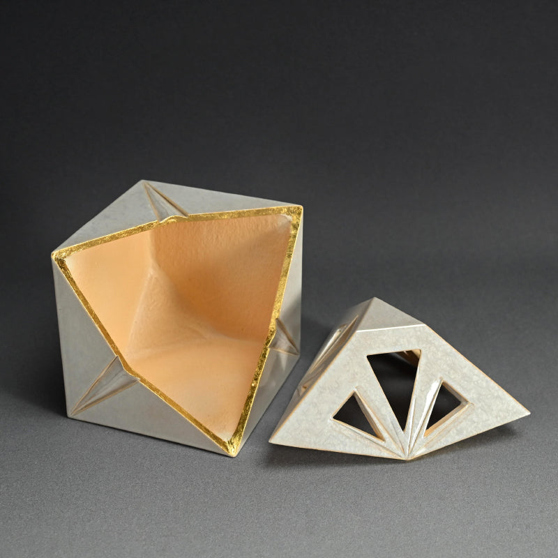 Modernist Koro by Rokubei Ⅷ ー八代 清水 六兵衛 “輝白釉刻線 香炉”