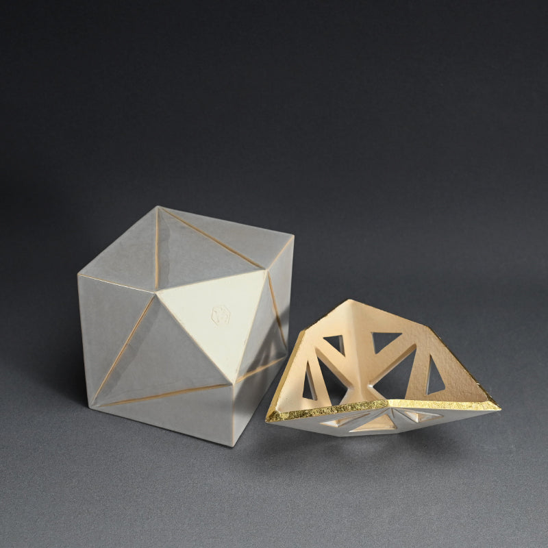 Modernist Koro by Rokubei Ⅷ ー八代 清水 六兵衛 “輝白釉刻線 香炉”