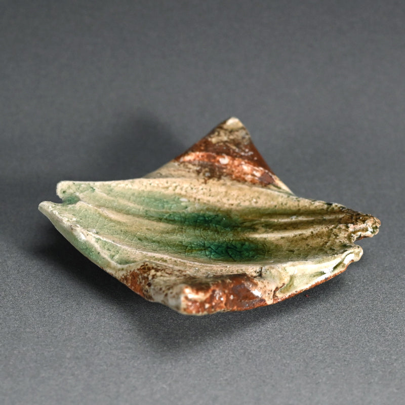 Haiyu Shinogi Small Plate ー新 学 “灰釉 鎬小皿”