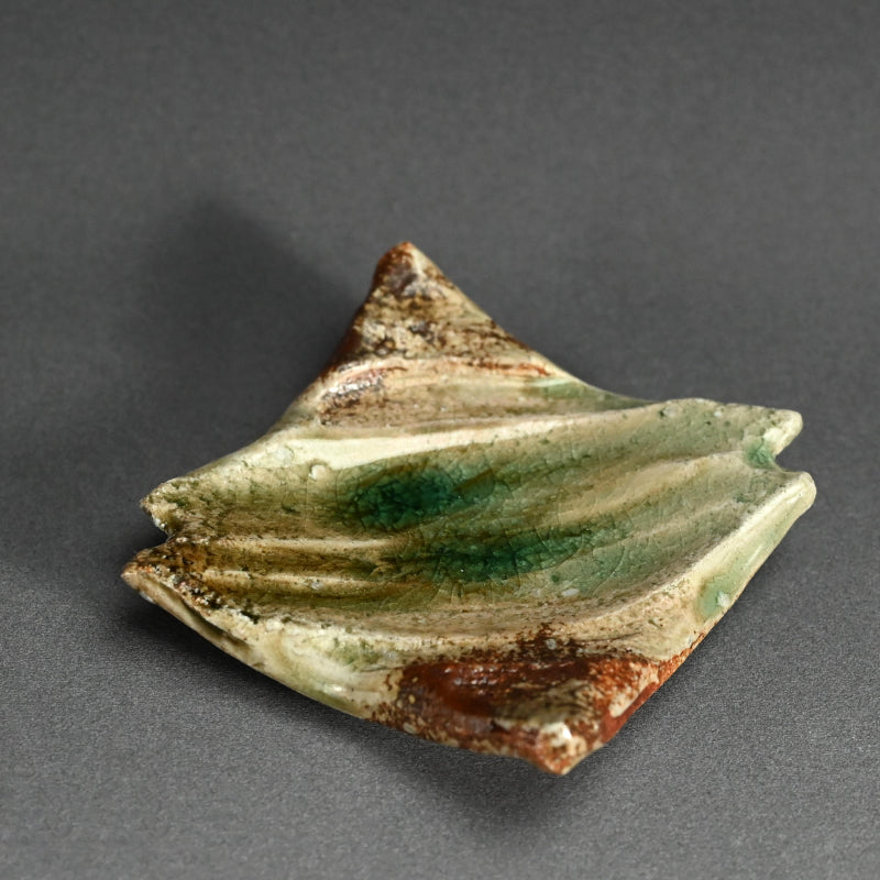 Haiyu Shinogi Small Plate ー新 学 “灰釉 鎬小皿”