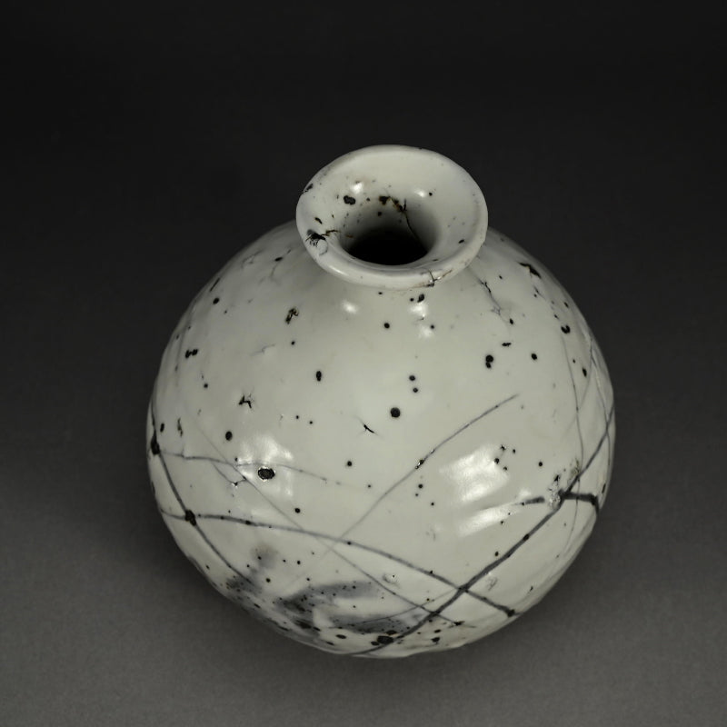 Superb Vase ー小山 富士夫 “白落掻花生"