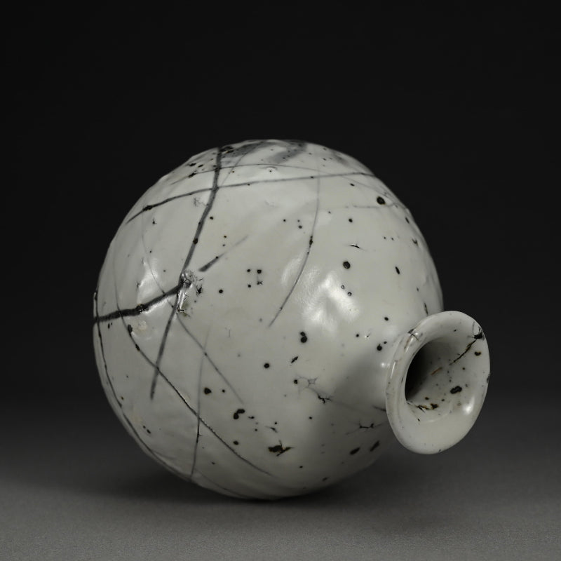 Superb Vase ー小山 富士夫 “白落掻花生"