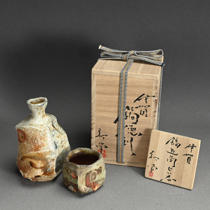 Ash Glazed Shinogi Iga Sake Set ー新 学 “伊賀 鎬徳利”、”伊賀 鎬五角ぐい呑”