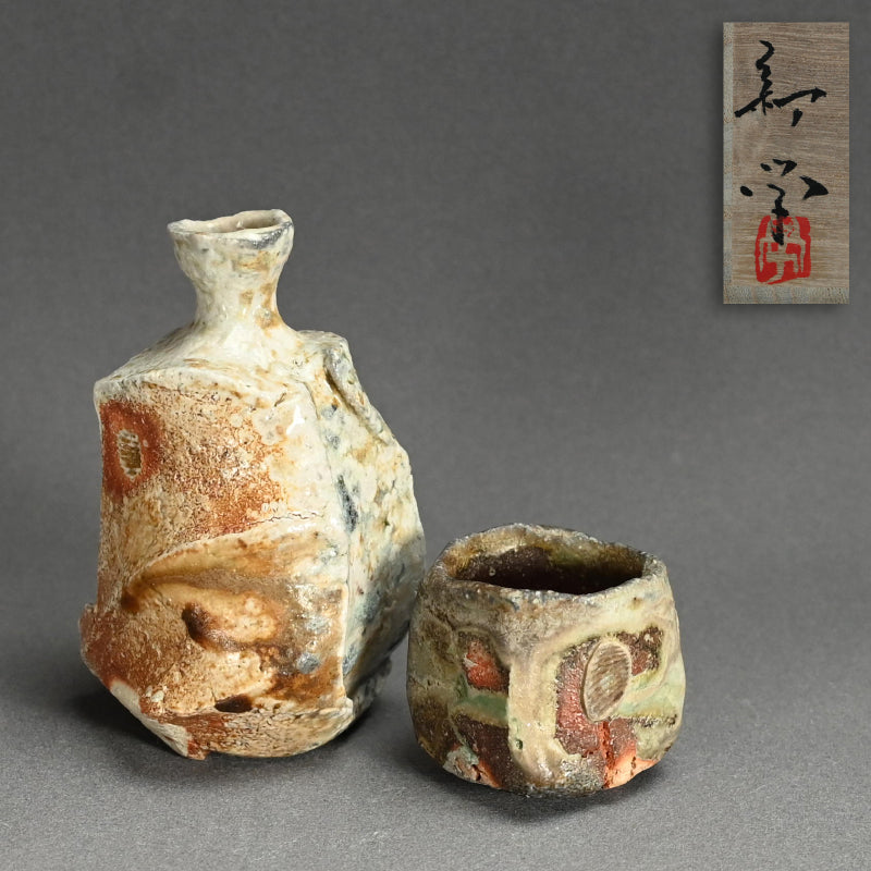 Ash Glazed Shinogi Iga Sake Set ー新 学 “伊賀 鎬徳利”、”伊賀 鎬五角ぐい呑”