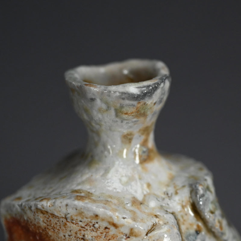 Ash Glazed Shinogi Iga Sake Set ー新 学 “伊賀 鎬徳利”、”伊賀 鎬五角ぐい呑”