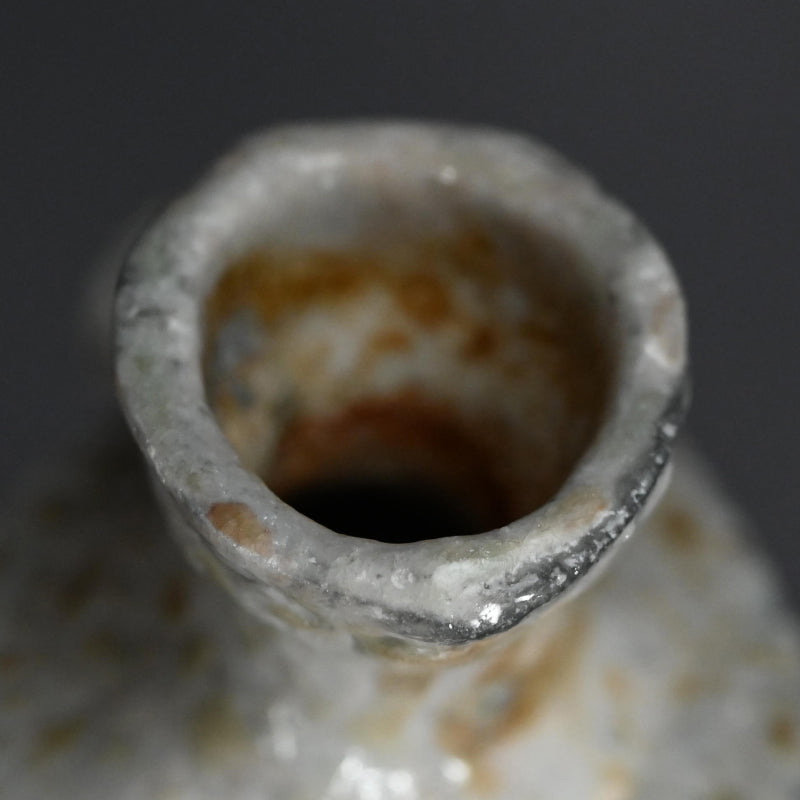 Ash Glazed Shinogi Iga Sake Set ー新 学 “伊賀 鎬徳利”、”伊賀 鎬五角ぐい呑”