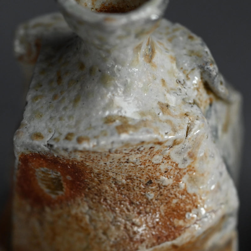 Ash Glazed Shinogi Iga Sake Set ー新 学 “伊賀 鎬徳利”、”伊賀 鎬五角ぐい呑”
