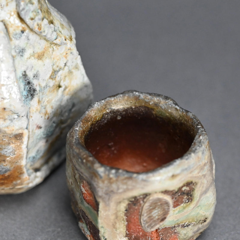 Ash Glazed Shinogi Iga Sake Set ー新 学 “伊賀 鎬徳利”、”伊賀 鎬五角ぐい呑”