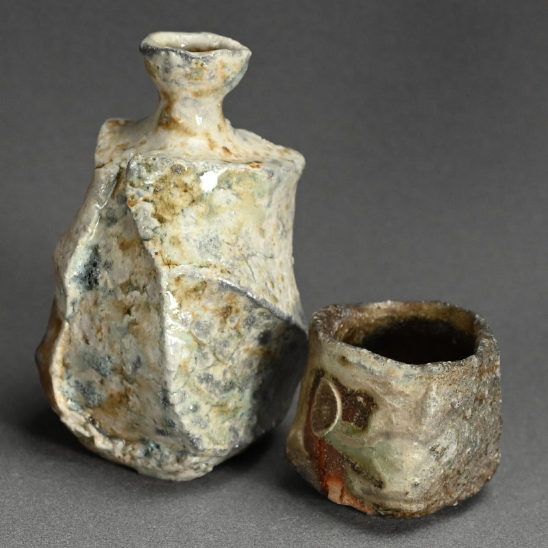 Ash Glazed Shinogi Iga Sake Set ー新 学 “伊賀 鎬徳利”、”伊賀 鎬五角ぐい呑”