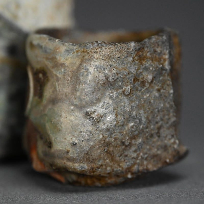 Ash Glazed Shinogi Iga Sake Set ー新 学 “伊賀 鎬徳利”、”伊賀 鎬五角ぐい呑”