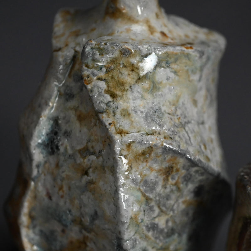 Ash Glazed Shinogi Iga Sake Set ー新 学 “伊賀 鎬徳利”、”伊賀 鎬五角ぐい呑”