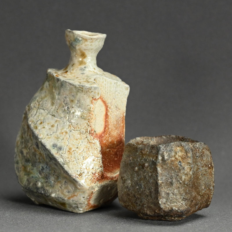 Ash Glazed Shinogi Iga Sake Set ー新 学 “伊賀 鎬徳利”、”伊賀 鎬五角ぐい呑”
