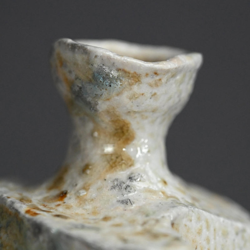 Ash Glazed Shinogi Iga Sake Set ー新 学 “伊賀 鎬徳利”、”伊賀 鎬五角ぐい呑”