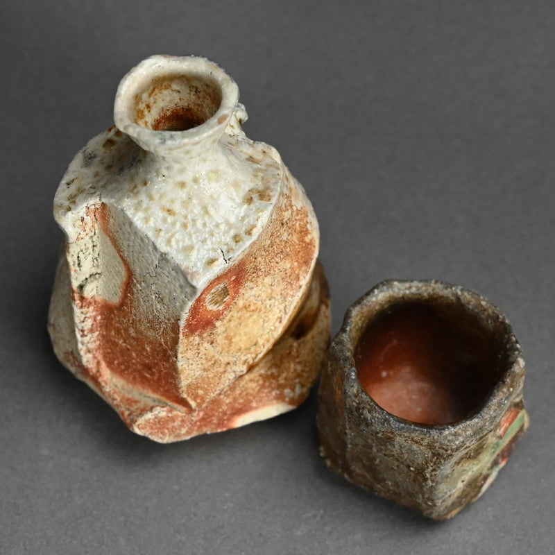 Ash Glazed Shinogi Iga Sake Set ー新 学 “伊賀 鎬徳利”、”伊賀 鎬五角ぐい呑”