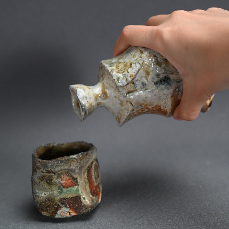 Ash Glazed Shinogi Iga Sake Set ー新 学 “伊賀 鎬徳利”、”伊賀 鎬五角ぐい呑”