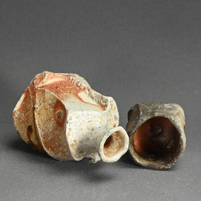 Ash Glazed Shinogi Iga Sake Set ー新 学 “伊賀 鎬徳利”、”伊賀 鎬五角ぐい呑”
