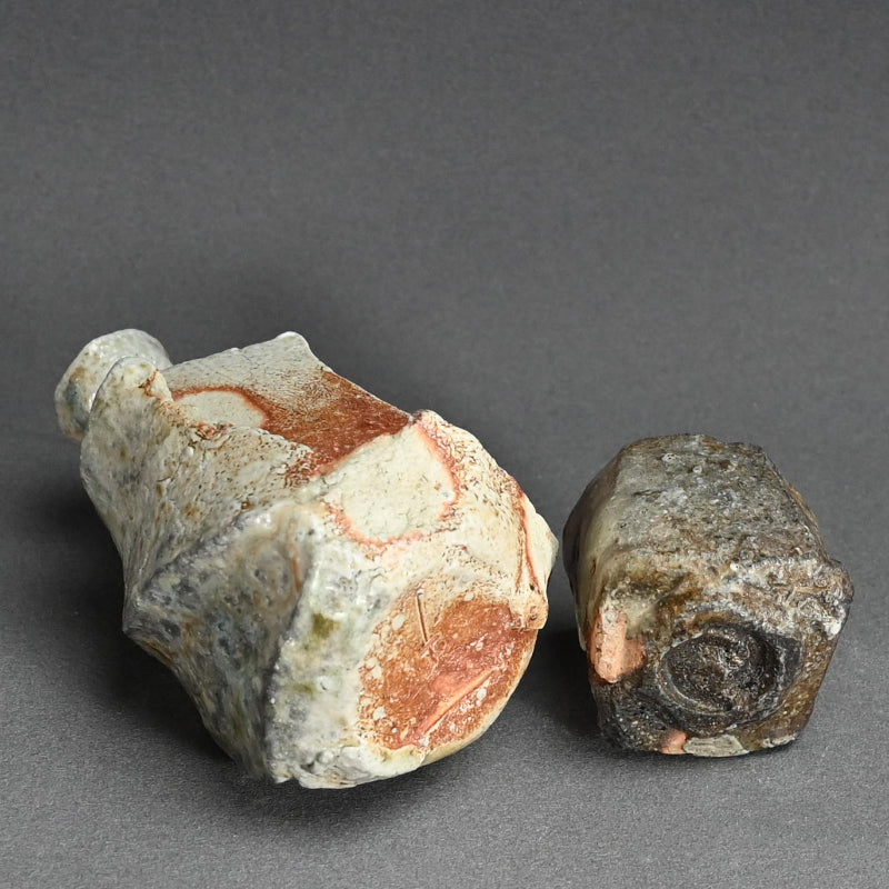 Ash Glazed Shinogi Iga Sake Set ー新 学 “伊賀 鎬徳利”、”伊賀 鎬五角ぐい呑”