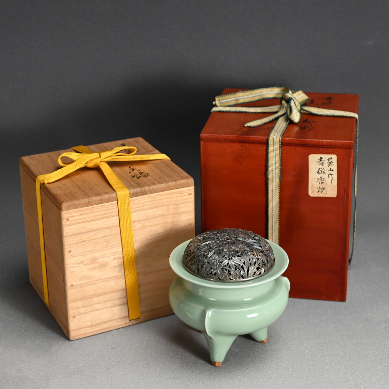 Celadon Koro with silver lid ー二代 諏訪 蘇山 “青瓷袴腰 香爐”
