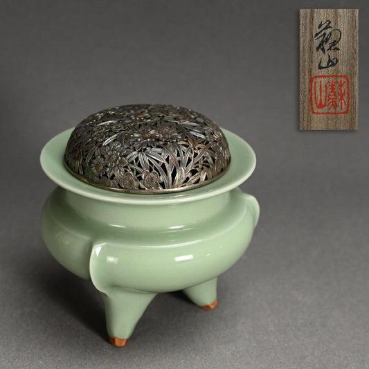 Celadon Koro with silver lid ー二代 諏訪 蘇山 “青瓷袴腰 香爐”