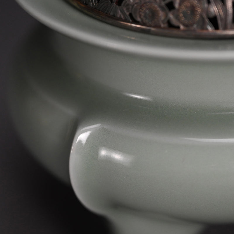 Celadon Koro with silver lid ー二代 諏訪 蘇山 “青瓷袴腰 香爐”
