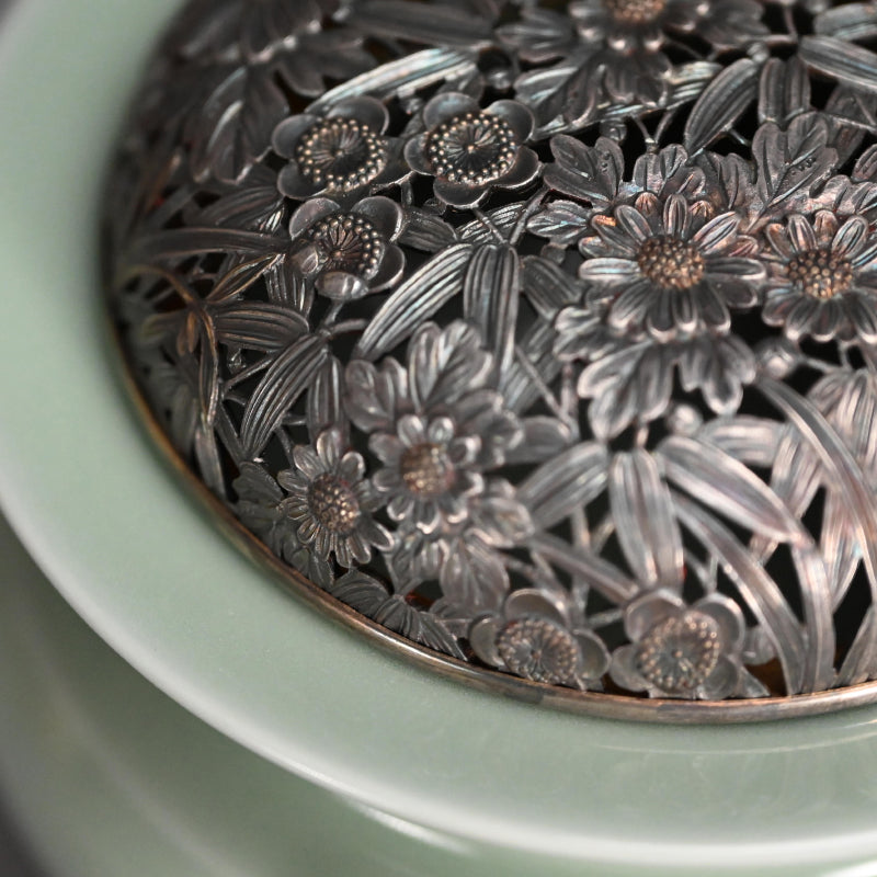 Celadon Koro with silver lid ー二代 諏訪 蘇山 “青瓷袴腰 香爐”