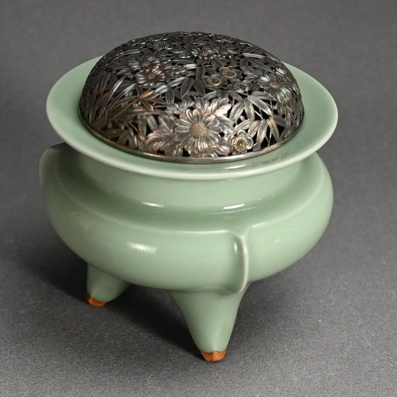 Celadon Koro with silver lid ー二代 諏訪 蘇山 “青瓷袴腰 香爐”