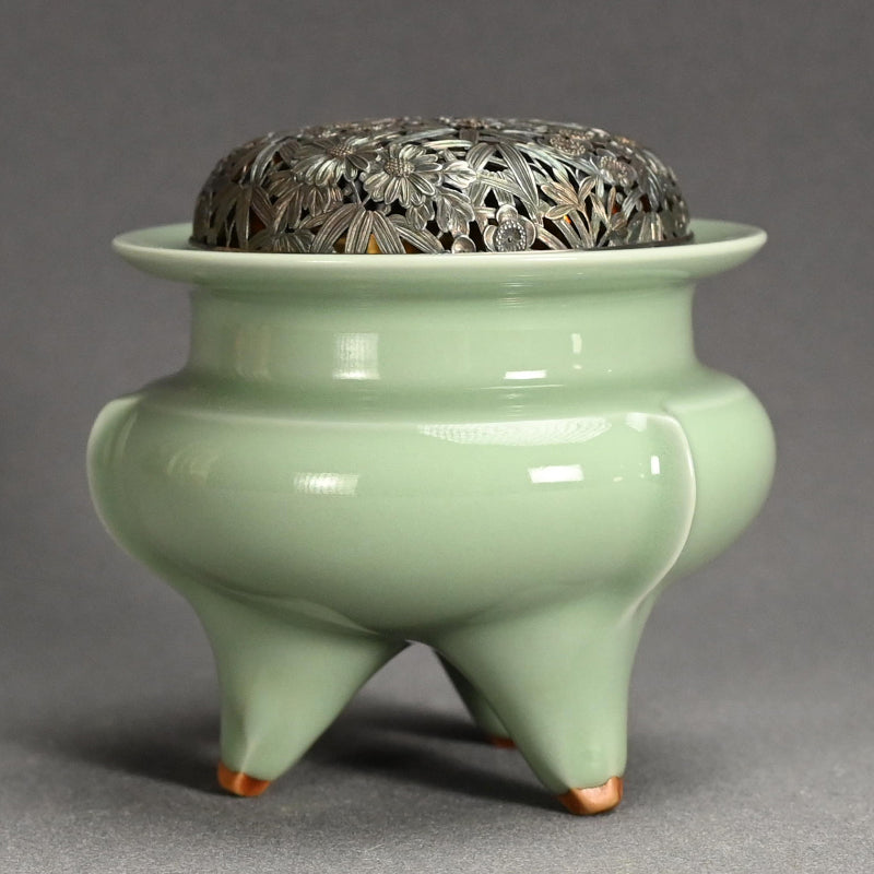Celadon Koro with silver lid ー二代 諏訪 蘇山 “青瓷袴腰 香爐”