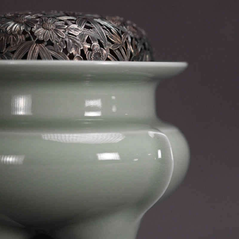 Celadon Koro with silver lid ー二代 諏訪 蘇山 “青瓷袴腰 香爐”