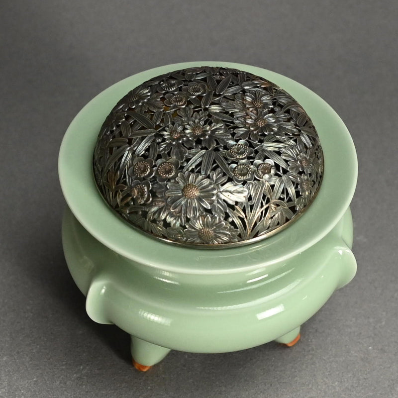 Celadon Koro with silver lid ー二代 諏訪 蘇山 “青瓷袴腰 香爐”