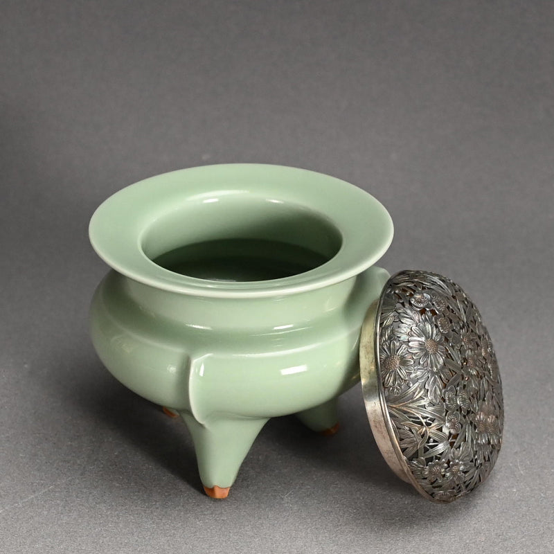 Celadon Koro with silver lid ー二代 諏訪 蘇山 “青瓷袴腰 香爐”