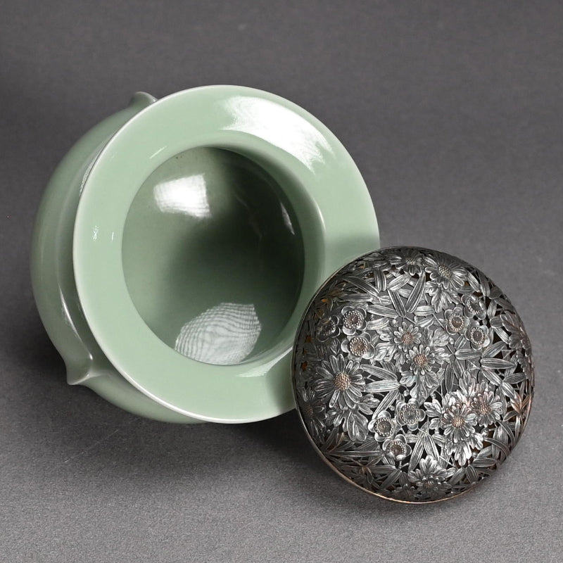 Celadon Koro with silver lid ー二代 諏訪 蘇山 “青瓷袴腰 香爐”