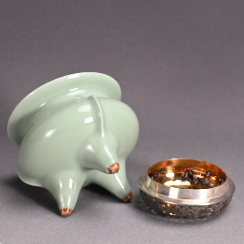 Celadon Koro with silver lid ー二代 諏訪 蘇山 “青瓷袴腰 香爐”