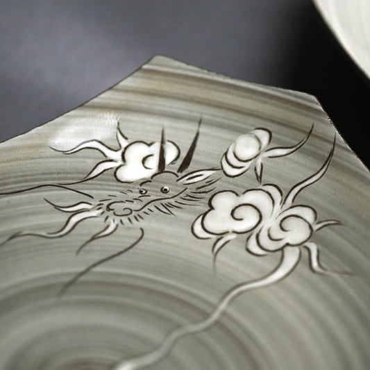 Unkaku-mon Plate Set ー十三代 横石 臥牛 “現川雲龍文 隅切皿”