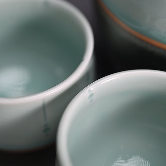 Celadon Shuki Sake Set ー土井 雅文 “鉄彩磁点線文酒器”