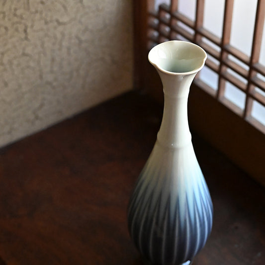 Tsurukubi Porcelain Flower Vase ー永草 陽平 “流彩磁花入”