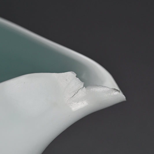 Triangular Vessel by the Late Great ー加藤 委 “サンカクノハチ“