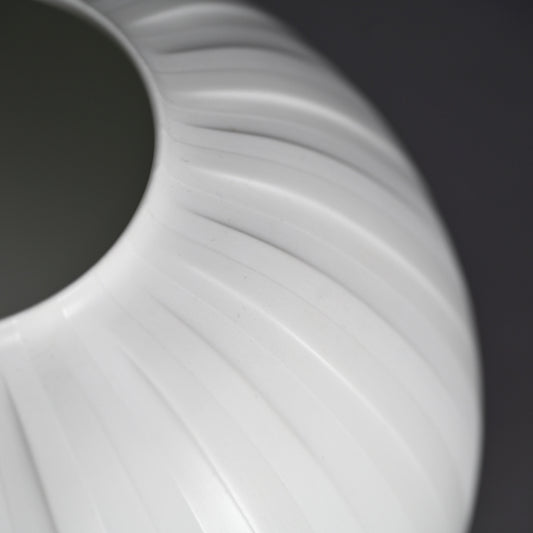 Exquisite Porcelain Vase ー庄村 久喜 "白砂彩磁 丸壺"