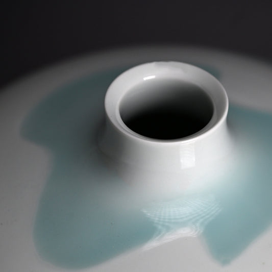 Terui Ichigen (Kazuyoshi) Porcelain Wave Vase ー照井 一玄 "青白磁壺 水の中"
