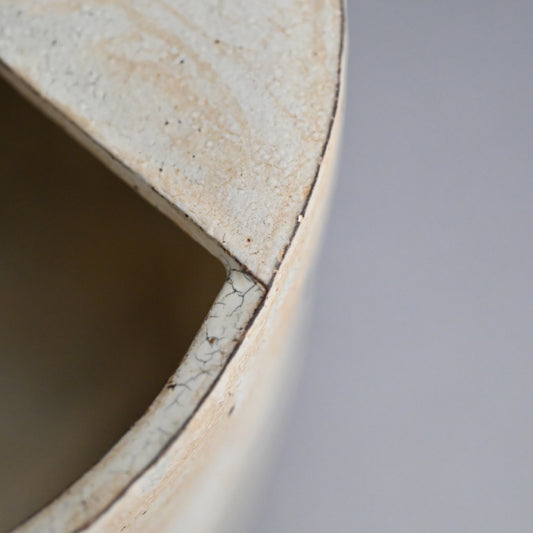 Pivotal Kohiki Vase, exhibited ー加藤 亮太郎 “粉引花入”