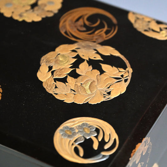 Exquisite Edo p. Japanese 4 Tiered Lacquer Box Set ー勝軍木庵 光英「花丸蒔画 重箱」