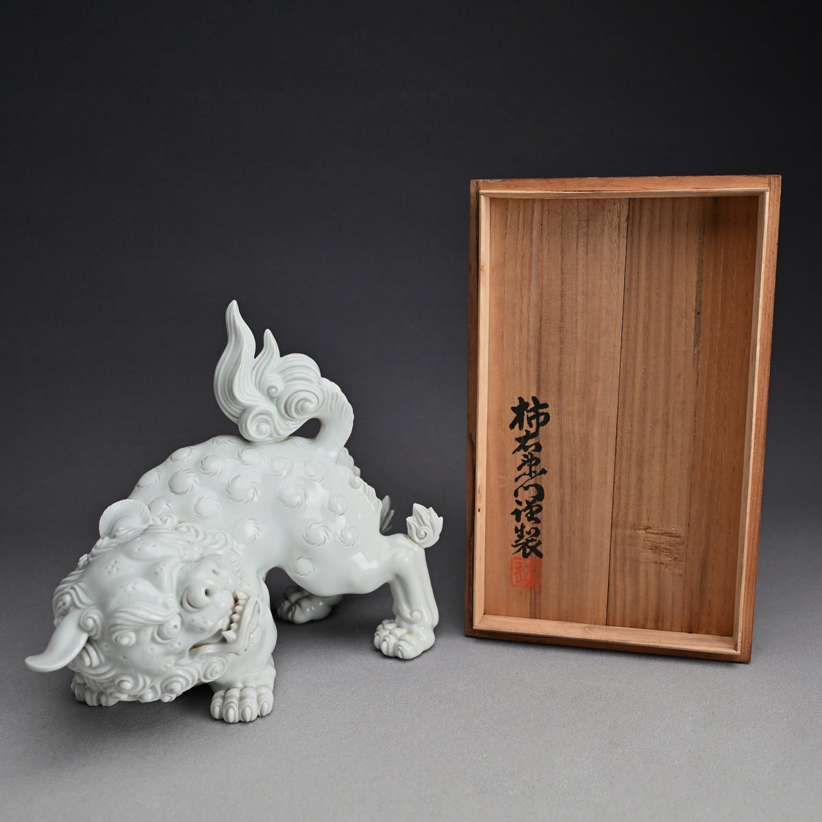 Rare! Fierce White Porcelain Shishi ー十二代 酒井田 柿右衛門 "獅子"