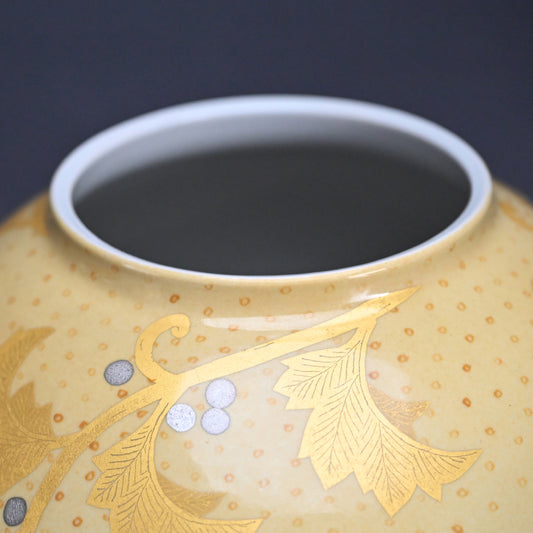 Exceedingly Rare LNT Kinrande Porcelain Vase ー𠮷田 美統 “釉裏金彩葉唐章文 花瓶”