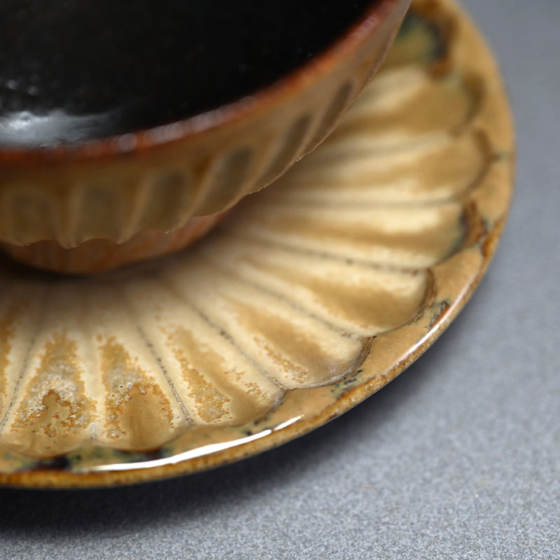 Cup and Saucer by Rakutogama ー楽久登窯 西村 昌光 "藁灰釉 鎬手 碗 小皿"