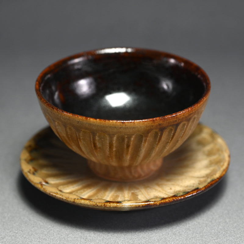 Cup and Saucer by Rakutogama ー楽久登窯 西村 昌光 "藁灰釉 鎬手 碗 小皿"