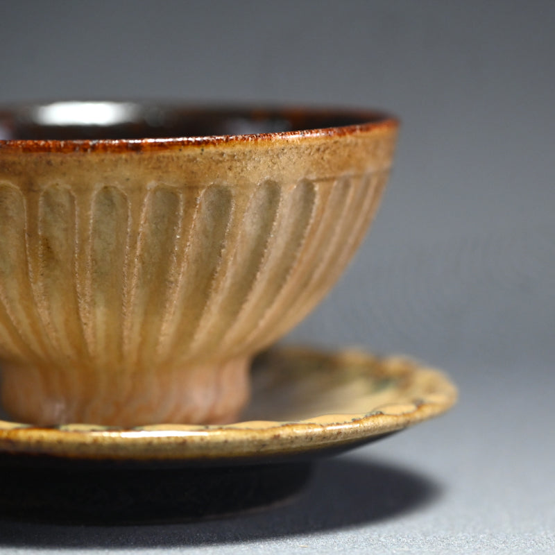 Cup and Saucer by Rakutogama ー楽久登窯 西村 昌光 "藁灰釉 鎬手 碗 小皿"