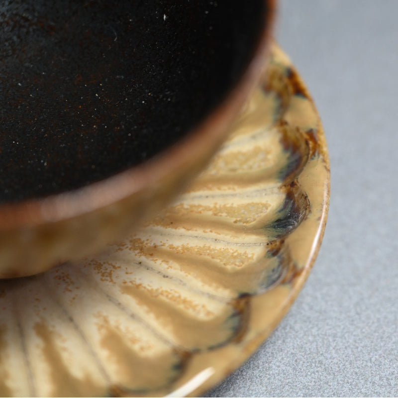 Cup and Saucer by Rakutogama ー楽久登窯 西村 昌光 "藁灰釉 鎬手 碗 小皿"