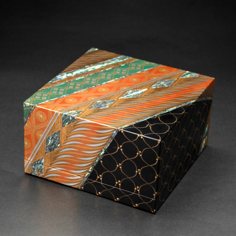Nishiki Pattern Lacquer Box ー服部 峻昇 “耀貝飾箱 彩華”
