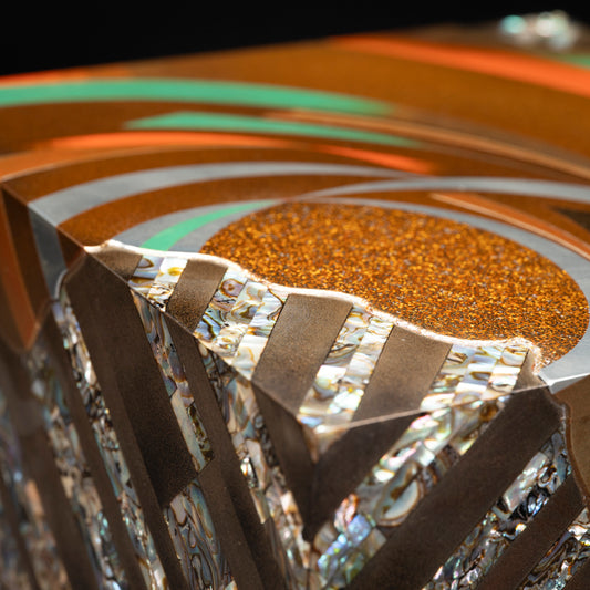 Incredible Inlayed Lacquer Box ー服部 峻昇 “耀貝飾箱 暁の海”